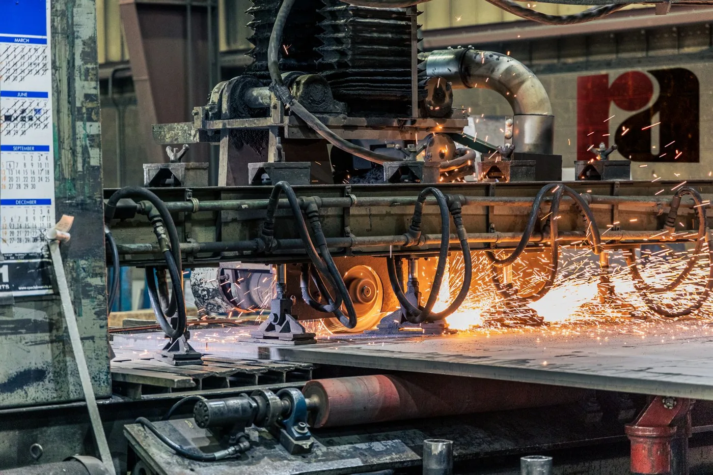 Maquinaria de corte de metal en un entorno industrial
